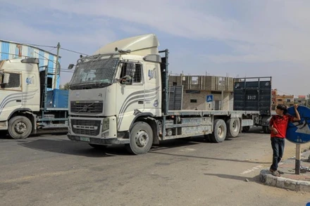 Xe tải chở hàng cứu trợ tại khu vực cửa khẩu Kerem Shalom giữa Israel và Dải Gaza, ngày 26/5/2024. (Ảnh: Tân Hoa xã)