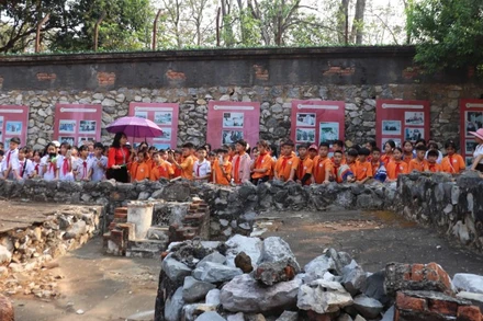 Học sinh Trường trung học cơ sở Thôm Mòn, xã Thuận Châu, tỉnh Sơn La thăm Di tích quốc gia đặc biệt Nhà tù Sơn La.