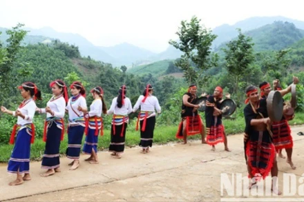 Phụ nữ người người Co huyện Trà Bồng trình diễn nghệ thuật múa Cà Đáo.