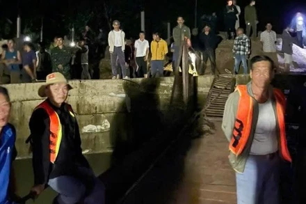 Lực lượng chức năng và người dân nỗ lực tìm kiếm nạn nhân mất tích ngay trong đêm.