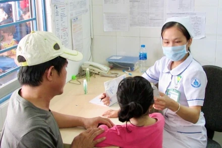 Trẻ em khám bệnh tay chân miệng tại Bệnh viện Nhi đồng 1 Thành phố Hồ Chí Minh.