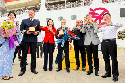 Lãnh đạo tỉnh Quảng Ninh và ngành du lịch chào đón du khách quốc tế đến với Hạ Long.