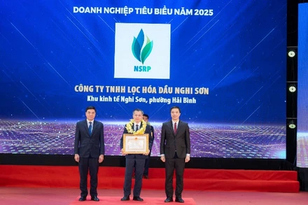 Ông Lê Nguyễn Quốc Vinh, Giám đốc nhà máy, đại diện cho tập thể NSRP nhận Bằng khen “Doanh nghiệp tiêu biểu tỉnh Thanh Hóa năm 2025”.