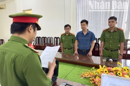 Cơ quan Cảnh sát điều tra Công an tỉnh Bạc Liêu tống đạt quyết định khởi tố bị can Đỗ Huy Bình. (Ảnh: TRỌNG NGUYỄN)