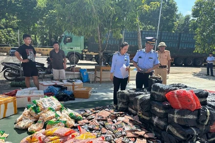 Lực lượng chức năng kiểm kê số hàng hóa không rõ nguồn gốc xuất xứ.