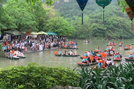 Du khách nườm nượp đổ về Ninh Bình. (Ảnh: tienphong.vn)