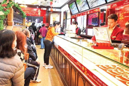 Người dân chờ giao dịch tại cửa hàng vàng bạc đá quý Bảo Tín Minh Châu.