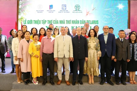 Các đại biểu chụp ảnh lưu niệm. (Ảnh: Đại sứ quán Belarus tại Việt Nam)