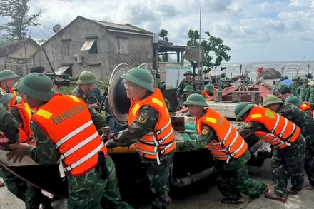 Lực lượng vũ trang tỉnh Hà Tĩnh hỗ trợ người dân di dời phương tiện, đến nơi trú tránh an toàn.