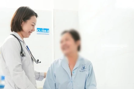 Bác sĩ Bệnh viện Thống Nhất thăm khám bệnh nhân H.