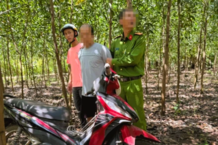 Công an xã Xuân Lộc bắt giữ nghi can cướp vé số.