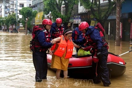 Lực lượng cứu hộ sơ tán người dân khỏi khu vực ngập lụt ở huyện Dong Giang, tỉnh Quý Châu, Trung Quốc ngày 24/6/2025. (Ảnh: THX/TTXVN)