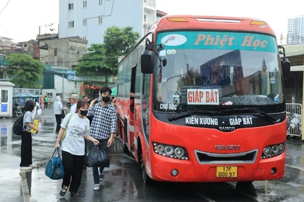 Hành khách tại bến Giáp Bát (Hà Nội).