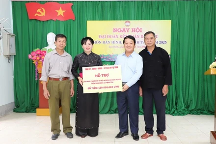 Bí thư Tỉnh ủy Tuyên Quang Hầu A Lềnh trao tiền hỗ trợ làm nhà mới cho 7 hộ nghèo thôn Bản Hình.