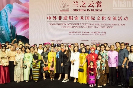 Các đại biểu tham dự chương trình chụp ảnh lưu niệm.