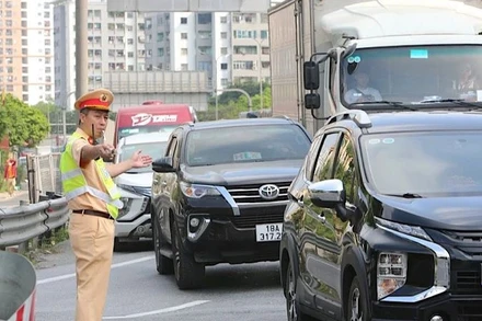 Cảnh sát giao thông điều hành giao thông tại các tuyến đường cửa ngõ Thủ đô. (Ảnh: PHONG ANH)