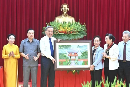 Tổng Bí thư Tô Lâm trao quà tặng Hội Khuyến học Việt Nam. (Ảnh: ĐĂNG KHOA)