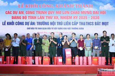 Thanh Hóa Thủ Tướng Chính Phủ Phạm Minh Chính Tặng Quà Cho Các Hộ Dân Có Hoàn Cảnh Khó Khăn Trên Địa Bàn 2 Xã Yên Nhân Và Bát Mọt Tại Lễ Khánh Thành. (Ảnh: Trần Hải)