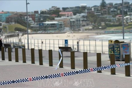 Phong tỏa hiện trường vụ xả súng nhằm vào Lễ Hanukkah của người Do Thái trên bãi biển Bondi ở Sydney, Australia ngày 15/12/2025. (Ảnh: THX/TTXVN) 
