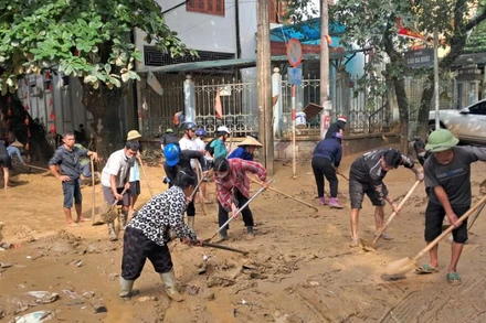 Người dân các tổ vùng cao thuộc phường Hà Giang 1, tỉnh Tuyên Quang xuống phố hỗ trợ người dân khắc phục hậu quả mưa lũ.