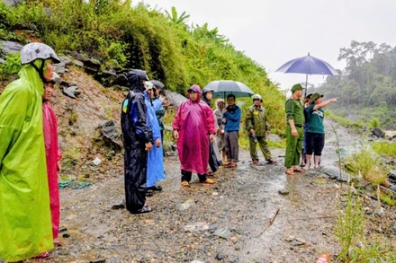 Chính quyền xã Khâm Đức, thành phố Đà Nẵng phối hợp các đơn vị chức năng tìm kiếm người dân mất tích trong cơn bão số 10 vừa qua. (Ảnh: ANH ĐÀO)