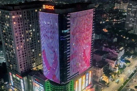 Tòa nhà Tập đoàn Rox tại Hà Nội khoác lên mình sắc hồng rực rỡ.