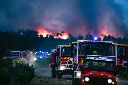 Gần 2.500 lính cứu hỏa được huy động để kiểm soát đám cháy tại tỉnh Aude, miền nam nước Pháp. (Ảnh: France Info)