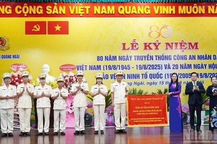 Lãnh đạo tỉnh Quảng Ngãi trao bức trướng mang dòng chữ "Công an tỉnh Quảng Ngãi đoàn kết, dân chủ, kỷ cương, đổi mới, hiệu quả, vì nước quên thân, vì dân phục vụ" cho tập thể lãnh đạo Công an tỉnh Quảng Ngãi.