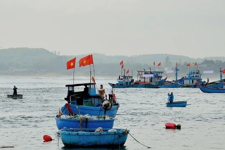 Ngư dân vươn khơi bám biển, thực hiện nghiêm quy định chống khai thác IUU.