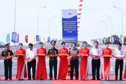 Thủ tướng Chính phủ Phạm Minh Chính cắt băng khánh thành cầu Phong Châu mới. (Ảnh: TRẦN HẢI) 