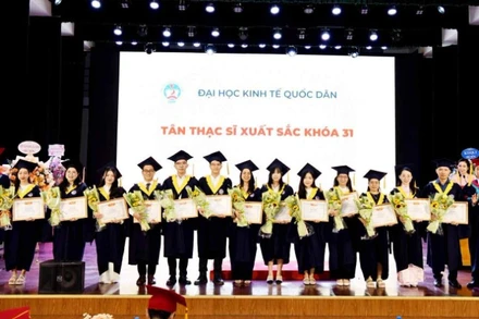 Lãnh đạo Đại học Kinh tế quốc dân trao bằng khen cho học viên khóa 31 có thành tích học tập xuất sắc. (Ảnh: TUẤN ANH)