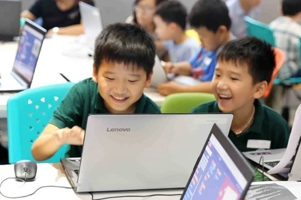 Bảo vệ trẻ em trước thế giới ảo. (Ảnh minh họa: TTXVN)