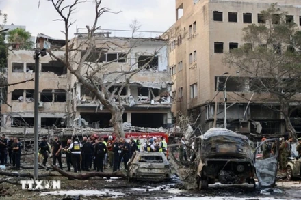 Cảnh đổ nát sau vụ tấn công tên lửa tại Tel Aviv, Israel. (Ảnh: THX/TTXVN)