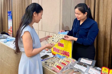 Gian hàng giới thiệu sản phẩm thủy sản phục vụ thị trường trong nước của tỉnh Vĩnh Long. (Ảnh: QUYÊN LƯU)