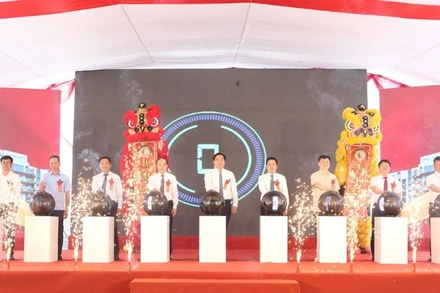 Chủ tịch Ủy ban nhân dân tỉnh Phú Thọ Trần Duy Đông và các đại biểu thực hiện nghi thức bấm nút khởi công Dự án nhà ở xã hội cao tầng NO3.