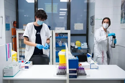 Nhân viên y tế làm việc tại một phòng khám ở Madrid, Tây Ban Nha. (Ảnh: Tân Hoa xã)