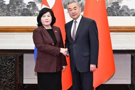 Bộ trưởng Ngoại giao Trung Quốc Vương Nghị gặp gỡ người đồng cấp Triều Tiên Choe Son Hui tại Thủ đô Bắc Kinh, Trung Quốc, ngày 28/9/2025. (Ảnh: Xinhua)