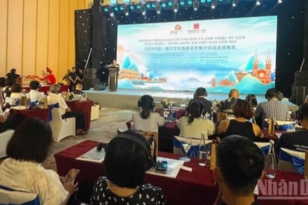 Chương trình giao lưu văn hóa và giới thiệu du lịch thành phố Tuân Nghĩa (Trung Quốc) tại Hà Nội. 