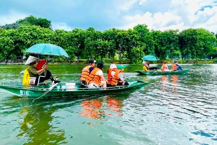 Du khách tham quan điểm du lịch Tam Cốc, Ninh Bình.