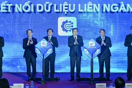 Chủ tịch Quốc hội Trần Thanh Mẫn và đại biểu thực hiện nghi thức ra mắt phiên bản chính thức của Cổng Pháp luật quốc gia. (Ảnh: DUY LINH)