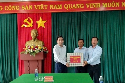 Thượng tướng Nguyễn Văn Gấu tặng quà Đội 584, Phòng Chính trị, Bộ Chỉ huy quân sự tỉnh Quảng Trị (đóng quân tại huyện Phalansay, tỉnh Savannakhet).
