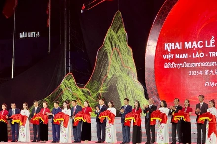 Các đồng chí lãnh đạo tỉnh Điện Biên và Trưởng các đoàn đại biểu cắt băng khai mạc Lễ hội ném còn ba nước Việt Nam-Lào- Trung Quốc, lần thứ 9 được tổ chức tại tỉnh Điện Biên.