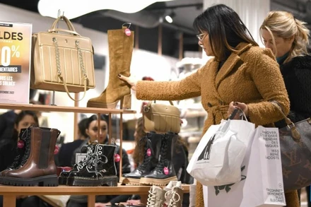 Người dân mua sắm tại một cửa hàng ở Geneva, Thụy Sĩ. (Ảnh: Xinhua)