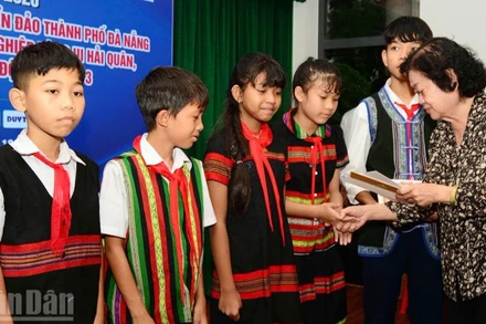 Bà Trương Mỹ Hoa, nguyên Bí thư Trung ương Đảng, nguyên Phó Chủ tịch nước, Chủ tịch Quỹ học bổng Vừ A Dính trao học bổng cho các em.