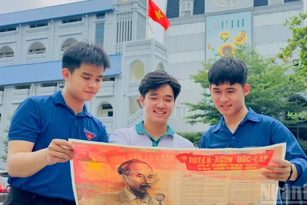 Đông đảo độc giả đón nhận phụ san mừng 80 năm Quốc khánh nước Cộng hòa xã hội chủ nghĩa Việt Nam.