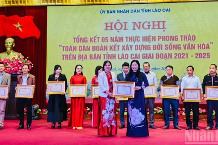 Phó Chủ tịch Ủy ban nhân dân tỉnh Vũ Thị Hiền Hạnh trao Bằng khen cho các tập thể điển hình tiên tiến. (Ảnh: THANH SƠN)