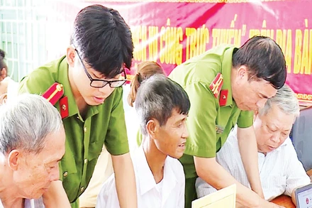 “Điểm dịch vụ công trực tuyến” hỗ trợ người dân sử dụng các dịch vụ công trực tuyến. (Ảnh Công an tỉnh Thanh Hóa)