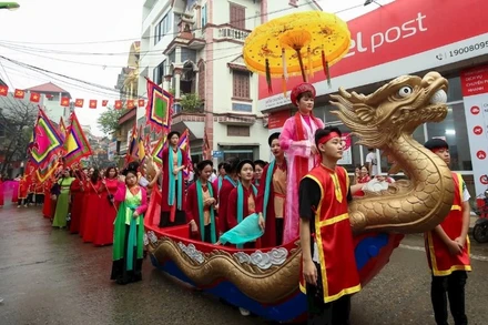 Đoàn rước trong Lễ hội hát chèo tàu Tổng Gối. (Ảnh ĐAN PHƯỢNG)