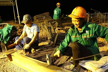 Trên công trường xây dựng Trường liên cấp Si Pa Phìn, mỗi ngày đều có 450 công nhân chia 3 ca làm việc cả ngày, đêm để đáp ứng tiến độ. 