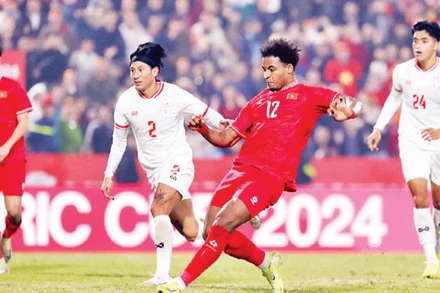 Nguyễn Xuân Son (12), cầu thủ nhập tịch đã để lại nhiều dấu ấn thi đấu tại đội tuyển Việt Nam.